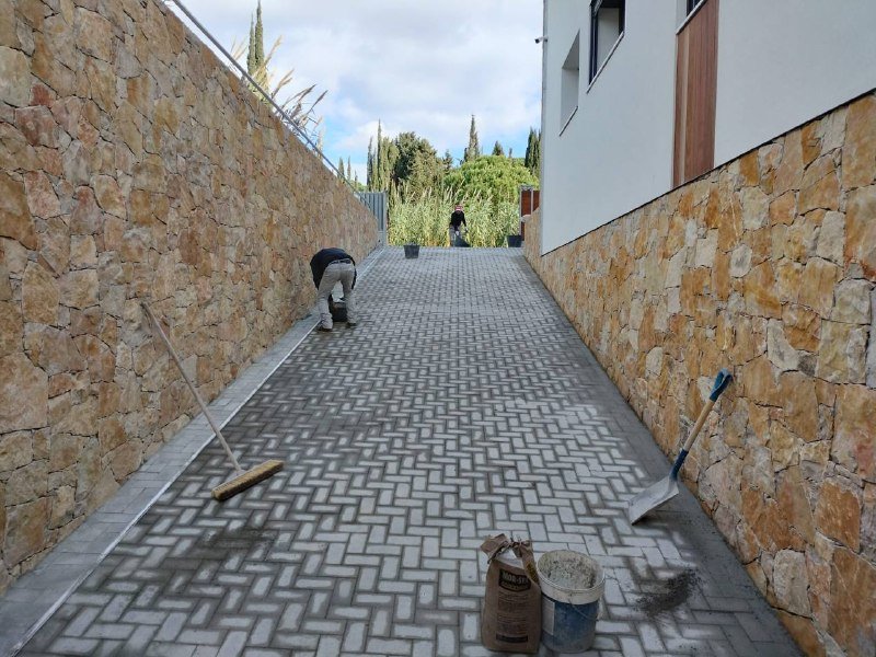 Pasillo empedrado · Barcelona · 2025