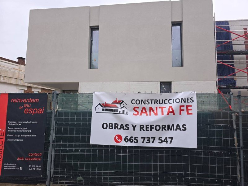 Fachada con banner Santa Fe · Barcelona · 2025