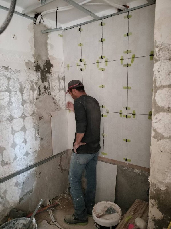 Baño azulejos blancos en colocación · Barcelona · 2025