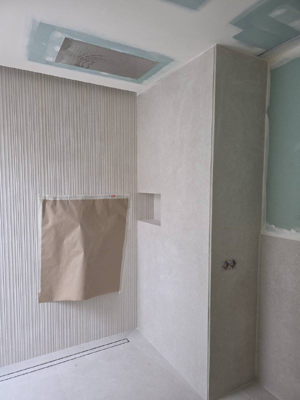 Baño con azulejos acanalados · Barcelona · 2025
