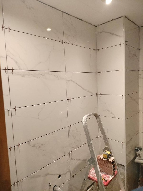 Baño azulejos mármol blanco · Barcelona · 2025