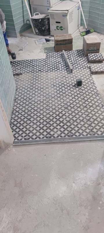 Baño con patrones geométricos · Barcelona · 2025