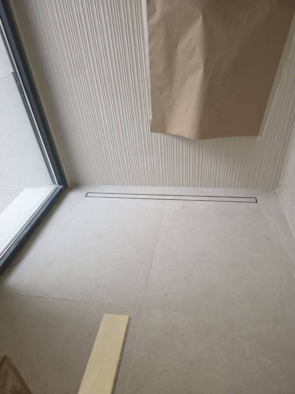 Baño azulejos acanalados acabado · Barcelona · 2025