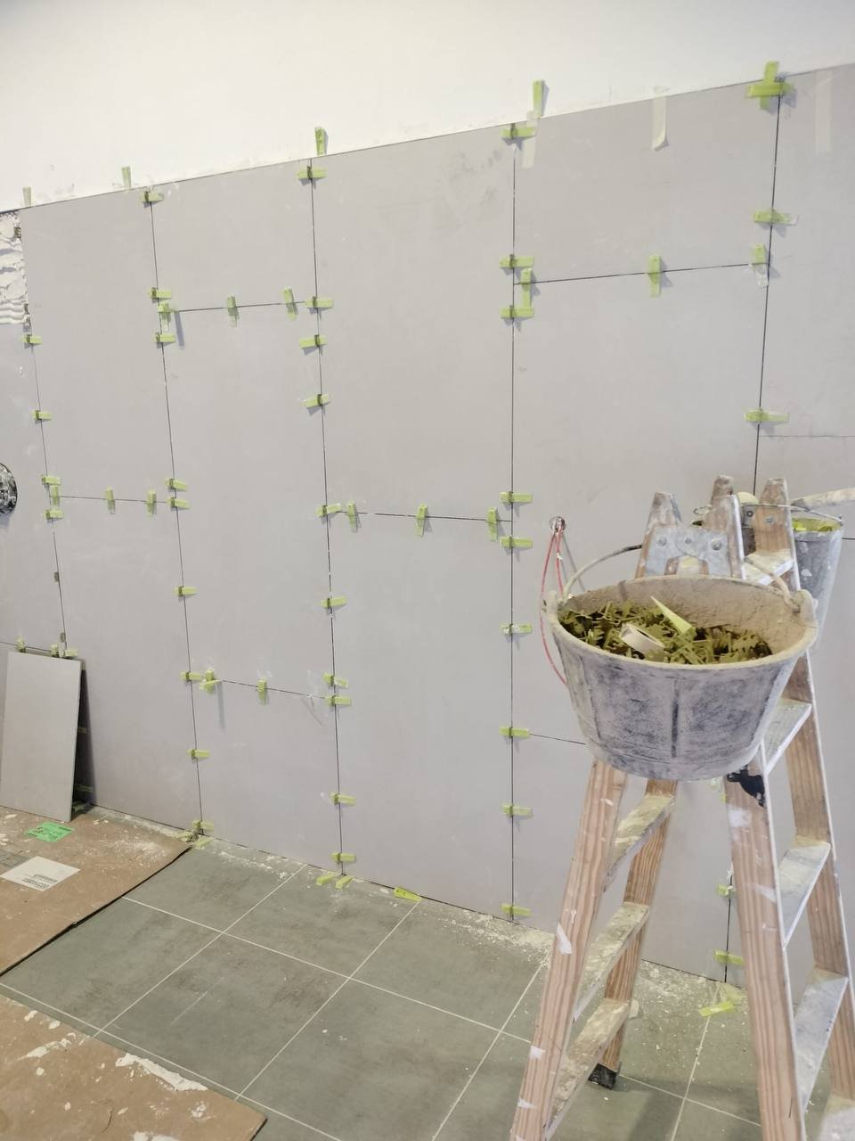 Baño azulejos grises en colocación · Barcelona · 2025