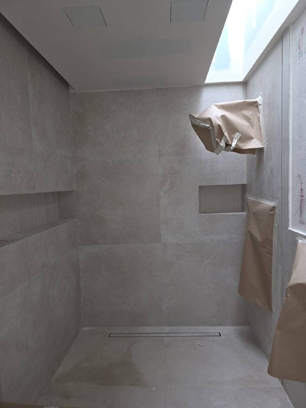 Baño acabado tonos grises · Barcelona · 2025